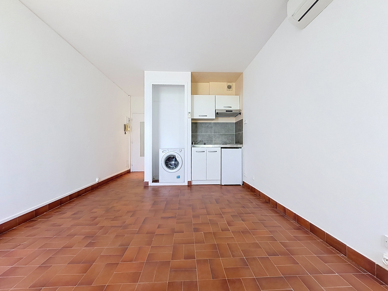 
                                                Vente
                                                 Appartement  - Studio  - 18.49 m²