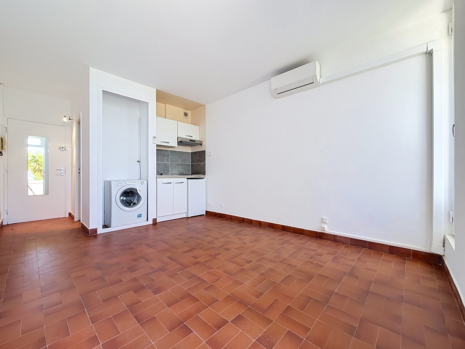 
                                                Vente
                                                 Appartement  - Studio  - 18.49 m²