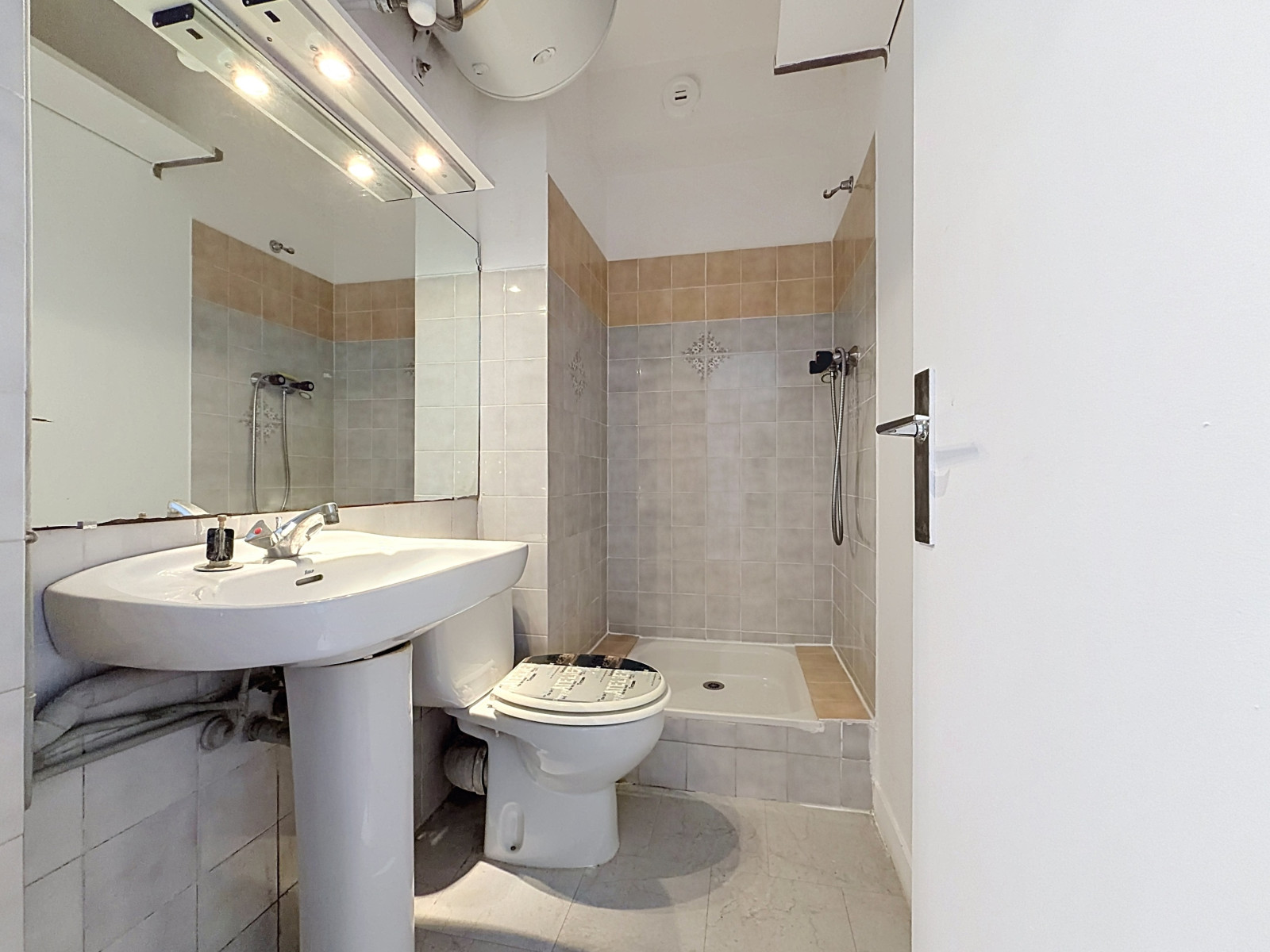 
                                                Vente
                                                 Appartement  - Studio  - 18.49 m²
