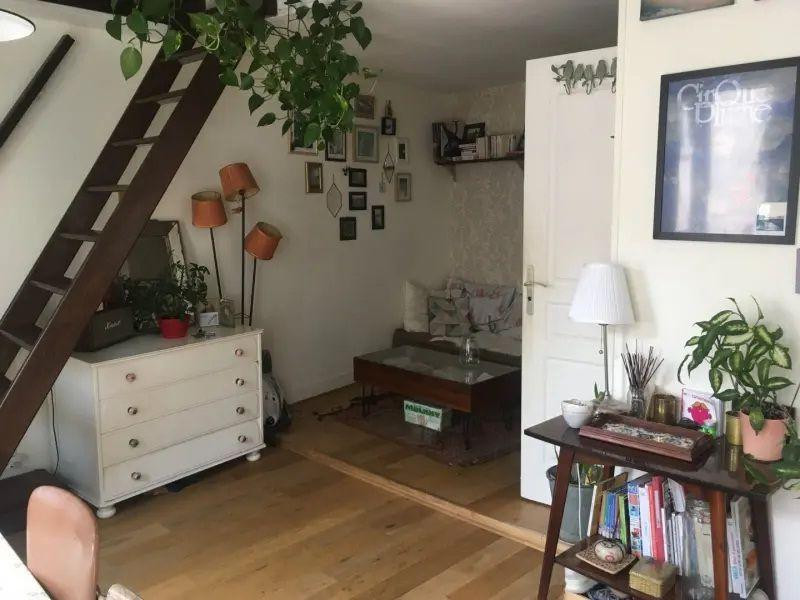 
                                                Location
                                                 Appartement sur cour et jardin, calme et lumineux