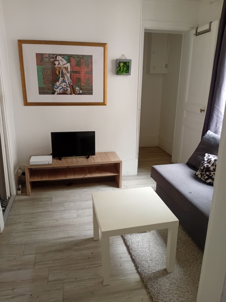 
                                                Location
                                                 Appartement sur tres grande cour dans l un des meilleurs quartiers de Paris (loyer tout inclus)