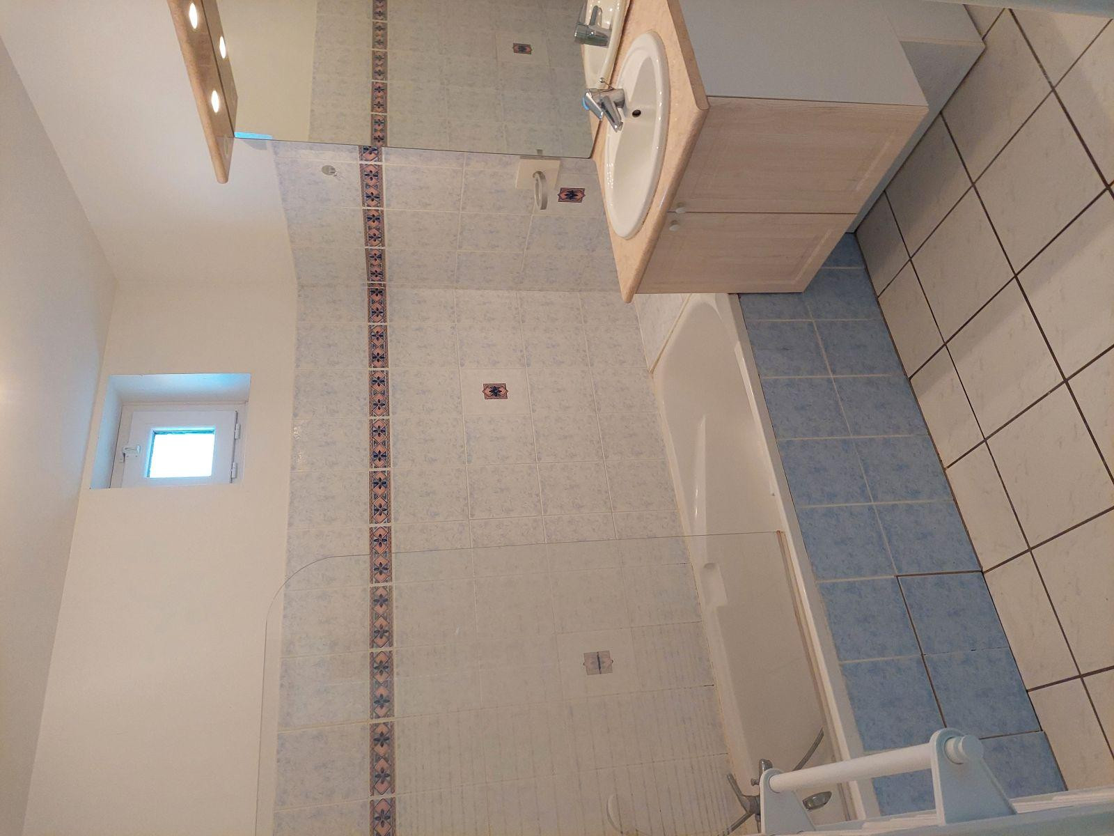 
                                                Location
                                                 Appartement T 3 avec cave et garage