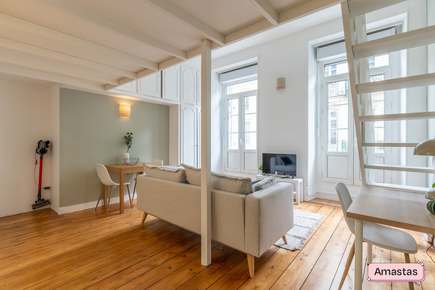 
                                                Location
                                                 Appartement T1bis rénové et meublé au coeur de Bordeaux