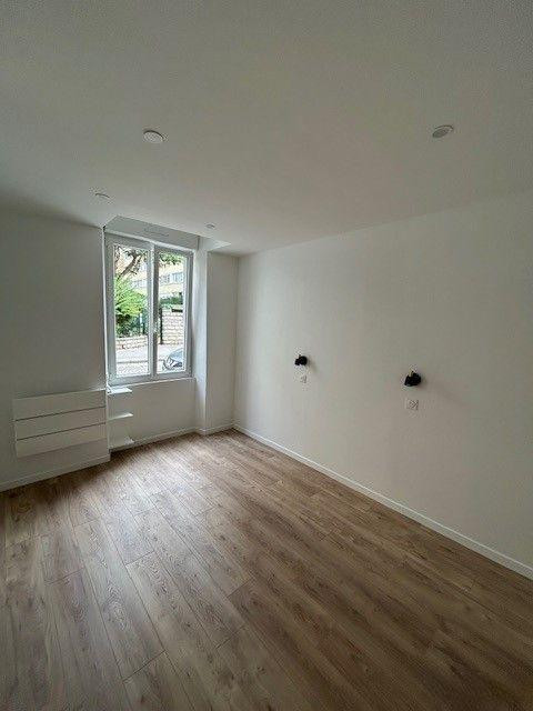 
                                                Location
                                                 Appartement T2 bis, Commerce, Paris 15