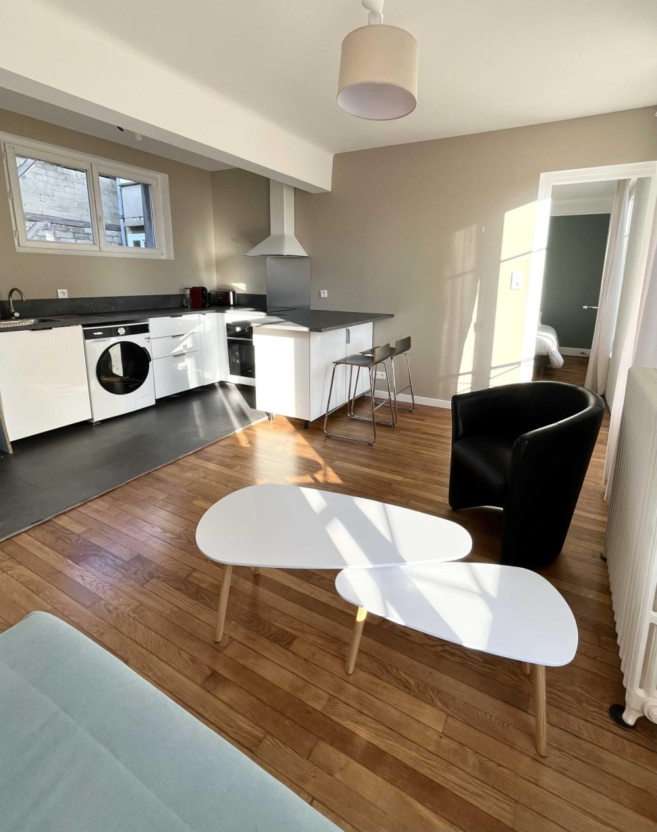 
                                                Location
                                                 Appartement T2 de 41 m² lumineux refait à neuf