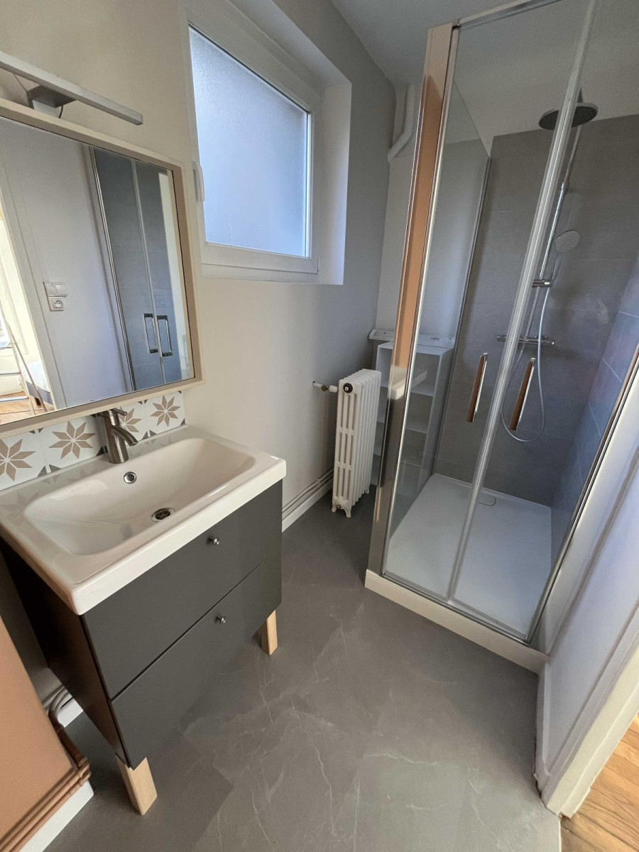 
                                                Location
                                                 Appartement T2 de 41 m² lumineux refait à neuf