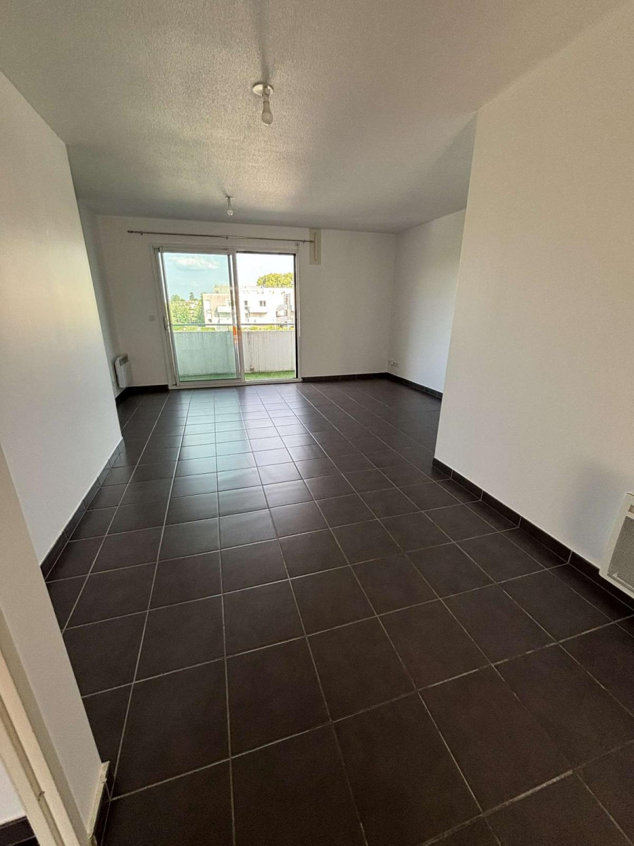 
                                                Location
                                                 Appartement T2 lumineux et rénové à Eysines