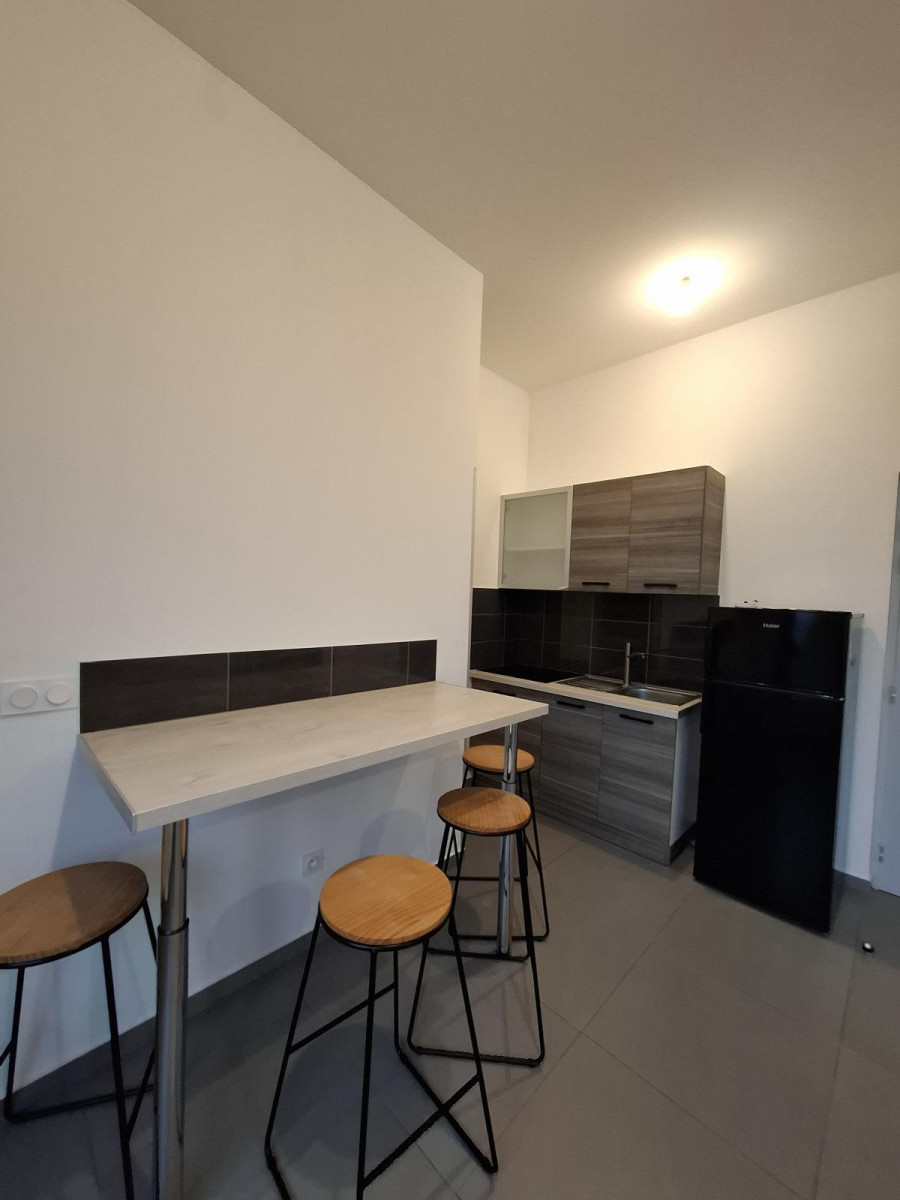 
                                                Location
                                                 Appartement T2 meublé avec place de parking