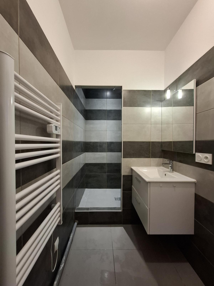 
                                                Location
                                                 Appartement T2 meublé avec place de parking