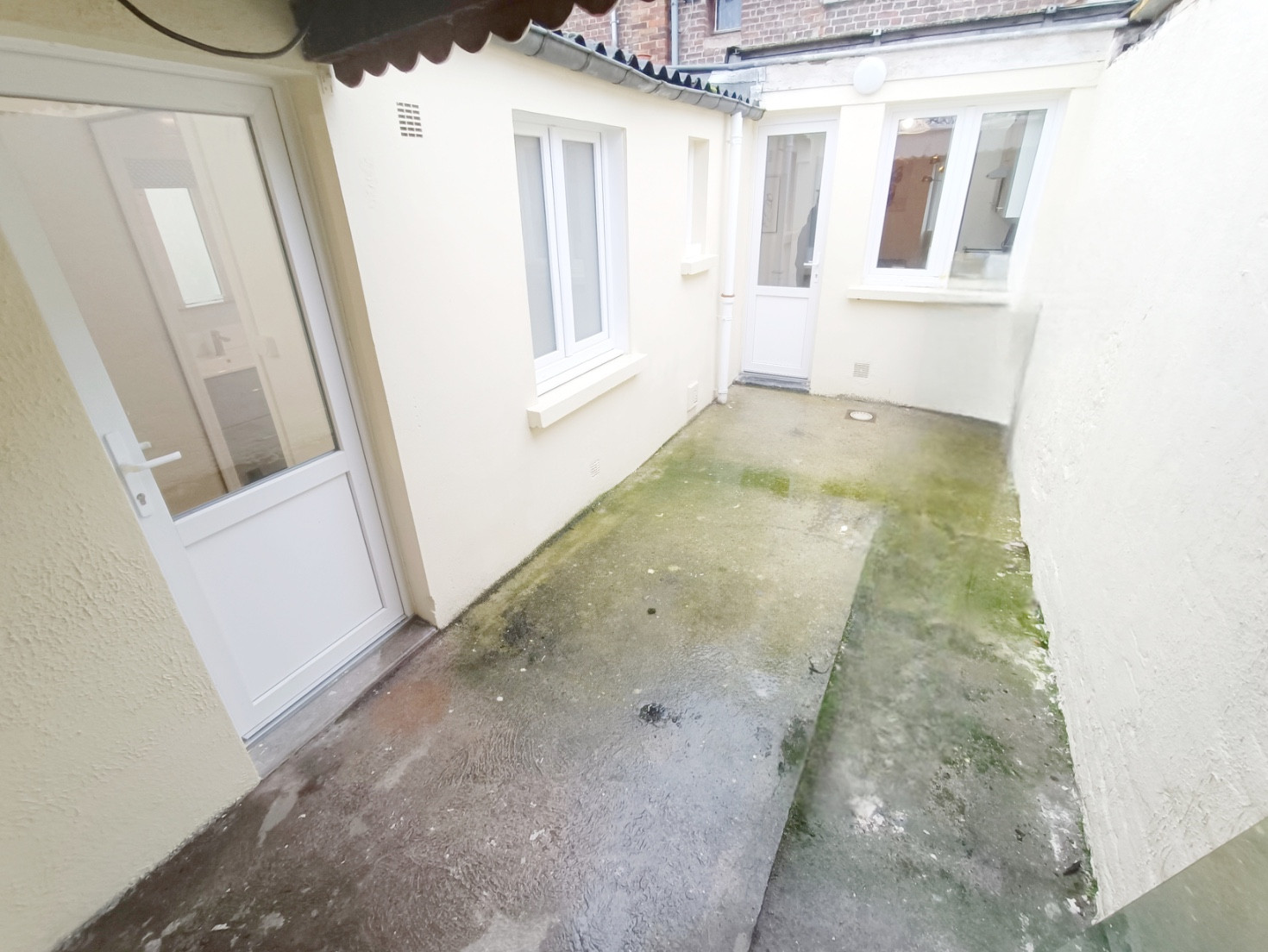 
                                                Location
                                                 Appartement T2 meublé, RDC avec cour