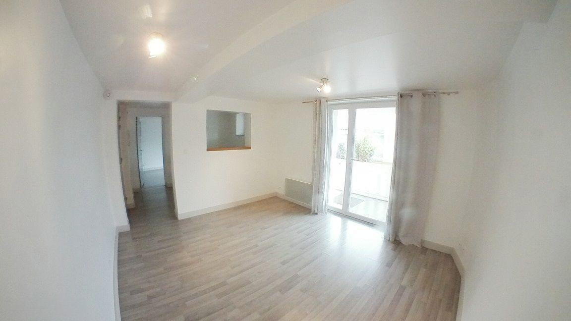 
                                                Location
                                                 Appartement T2 Quartier Perverie - Loquidy