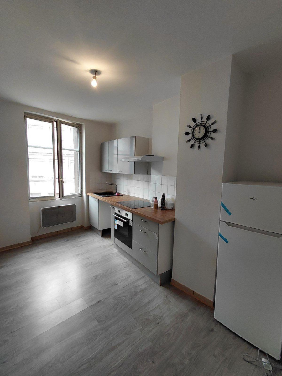 
                                                Location
                                                 Appartement T2 rénové à louer