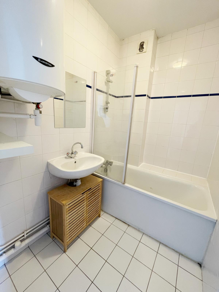 
                                                Location
                                                 Appartement T2, spacieux, calme et clair