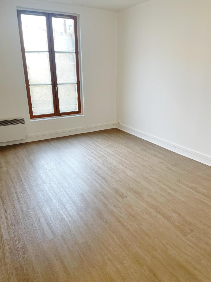 
                                                Location
                                                 Appartement T2, spacieux, calme et clair