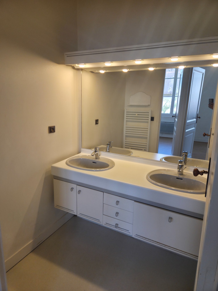 
                                                Location
                                                 Appartement T3 83m² à Bordeaux