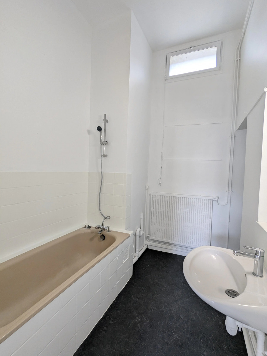 
                                                Location
                                                 Appartement T3 à Chartrons