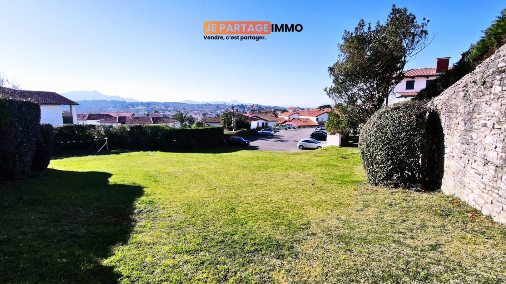 
                                                Vente
                                                 Appartement T3 Bidart centre, 3eme ligne océan, inspiration loft avec jardin et vue Pyrénées