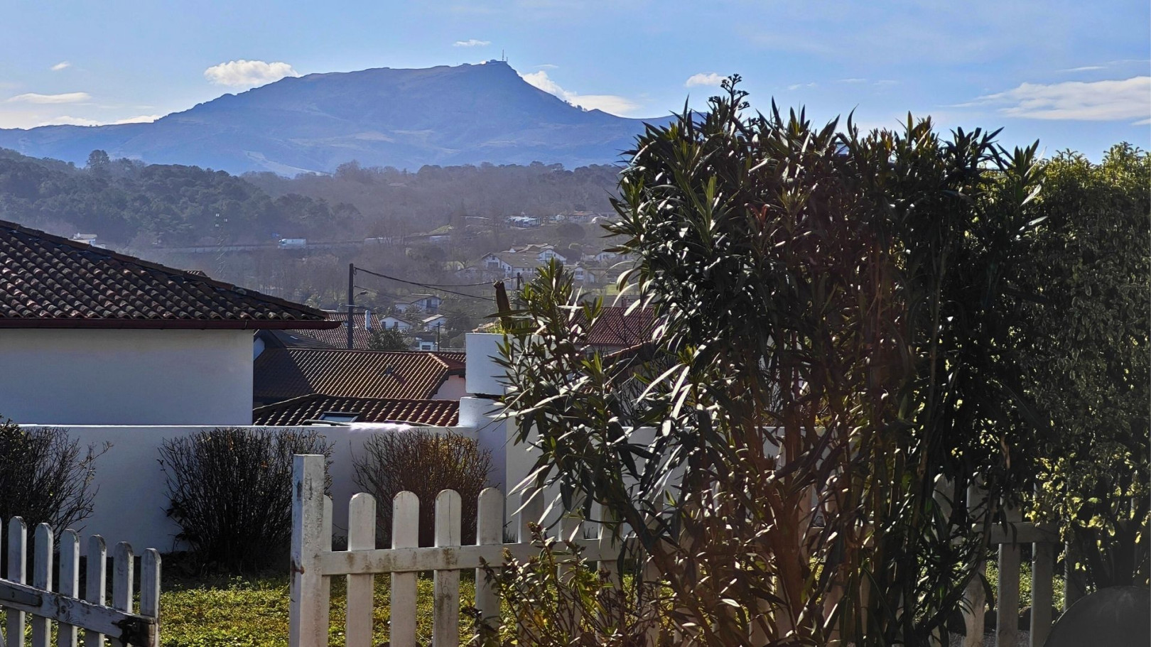 
                                                Vente
                                                 Appartement T3 Bidart centre, 3eme ligne océan, inspiration loft avec jardin et vue Pyrénées