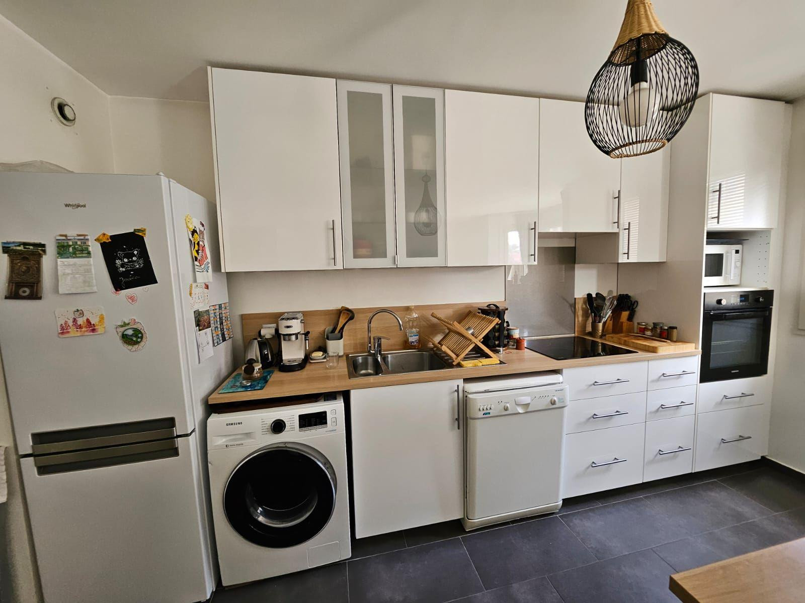 
                                                Location
                                                 Appartement T3+box proche de toutes commodités