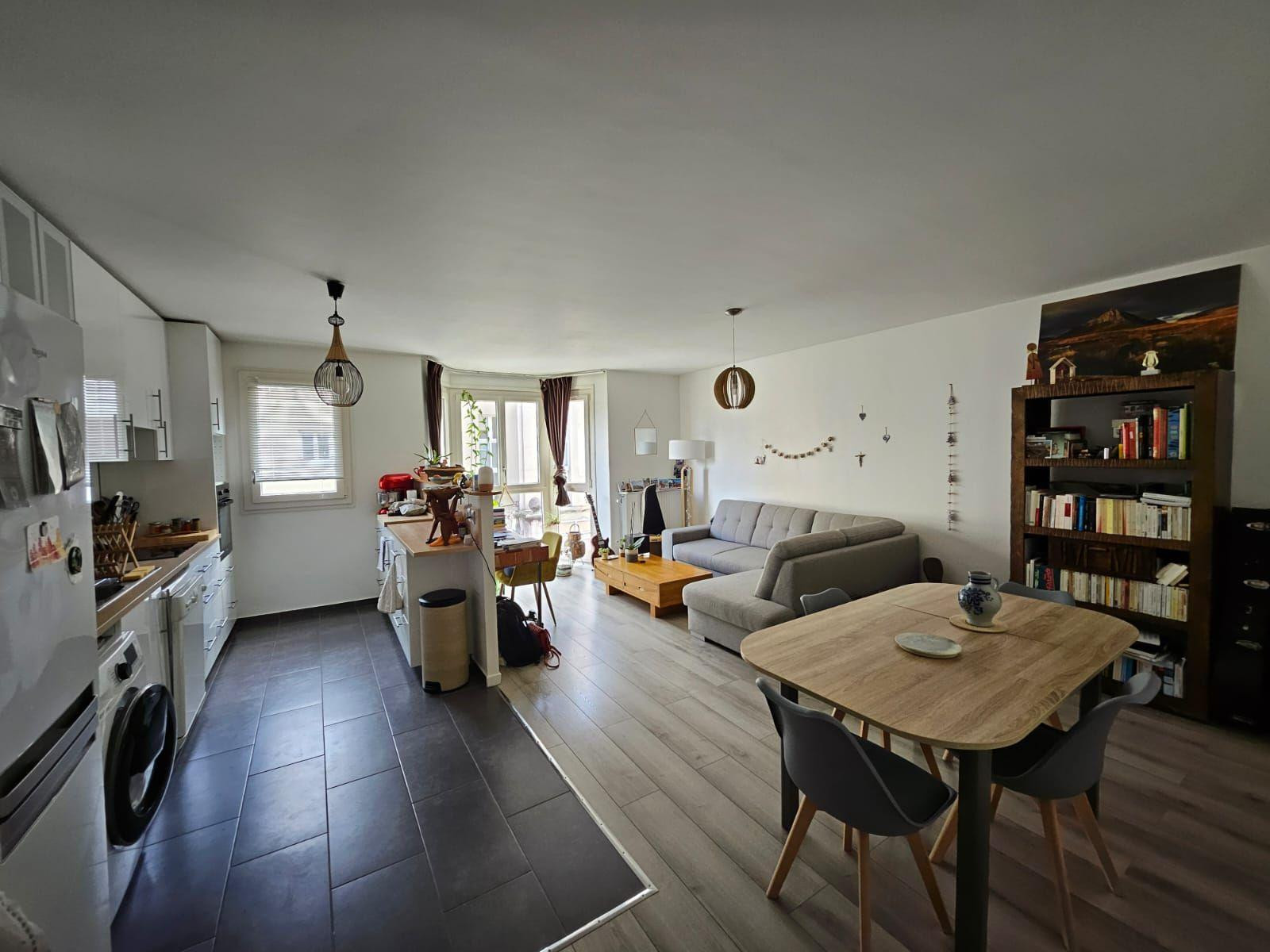 
                                                Location
                                                 Appartement T3+box proche de toutes commodités