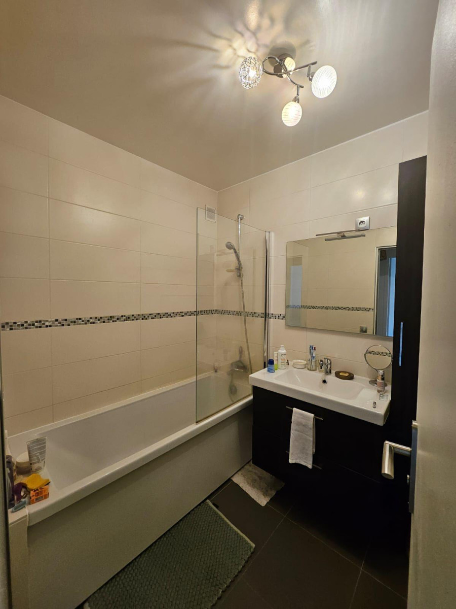 
                                                Location
                                                 Appartement T3+box proche de toutes commodités