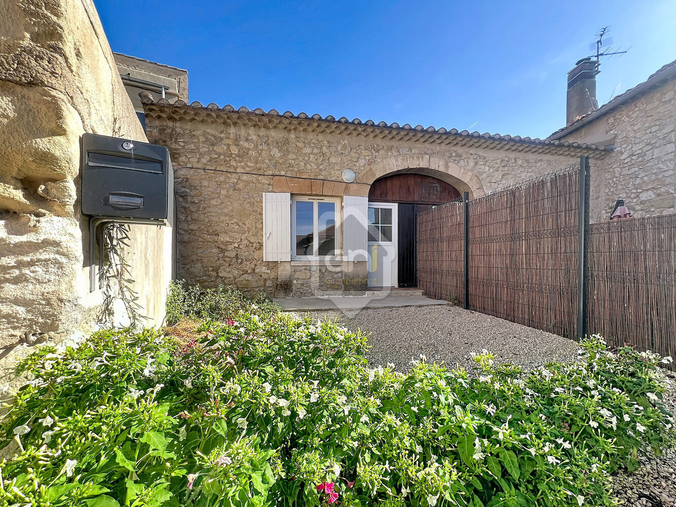 
                                                Location
                                                 Appartement T3, cour privative non close