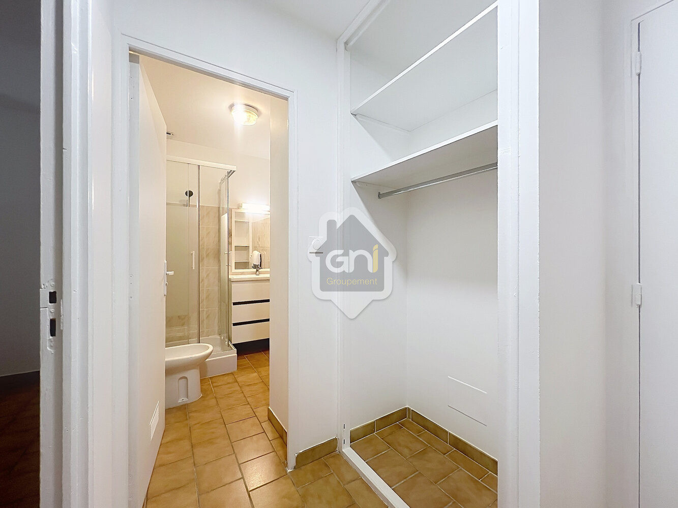 
                                                Location
                                                 Appartement T3, cour privative non close