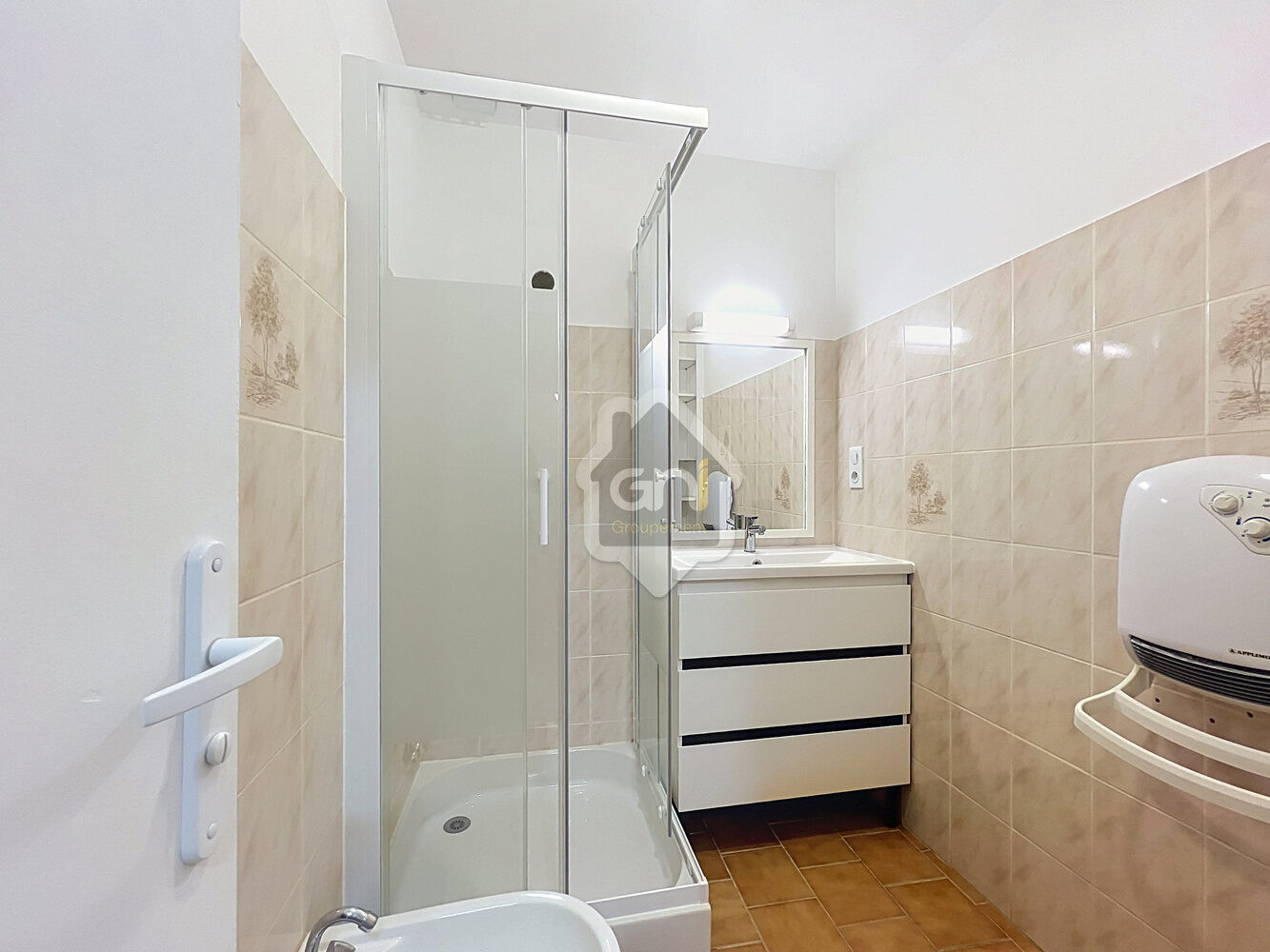 
                                                Location
                                                 Appartement T3, cour privative non close