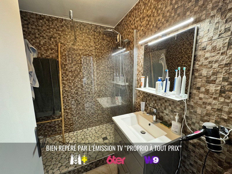 
                                                Vente
                                                 Appartement T3 de 66 m² refait à neuf UNIEUX