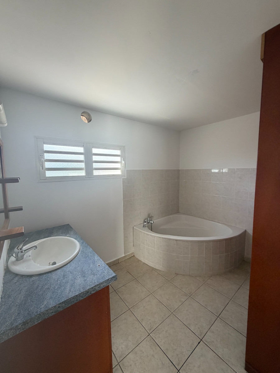 
                                                Location
                                                 Appartement T3 de 75M2 SAINT ANDRÉ