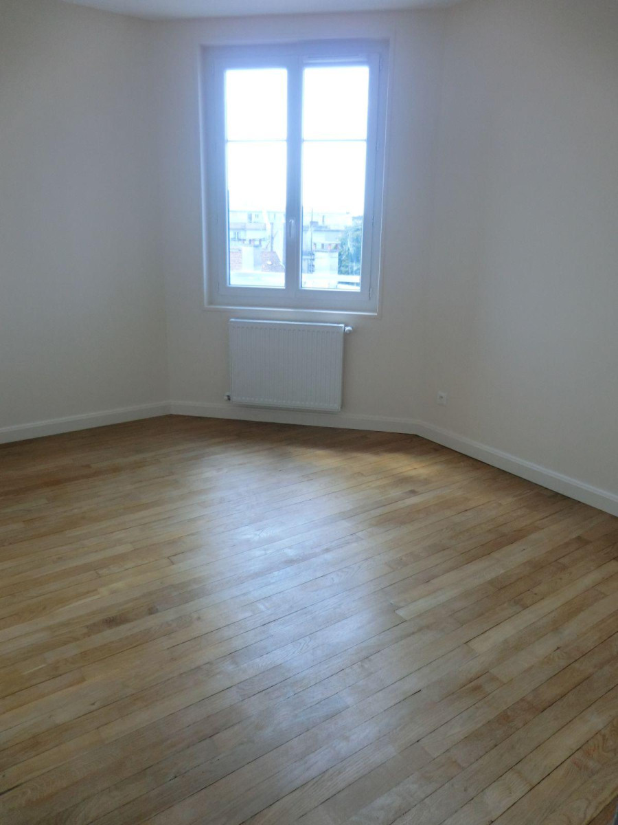 
                                                Location
                                                 Appartement T3 lumineux avec vue dégagée