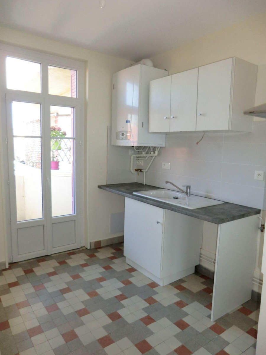 
                                                Location
                                                 Appartement T3 lumineux avec vue dégagée