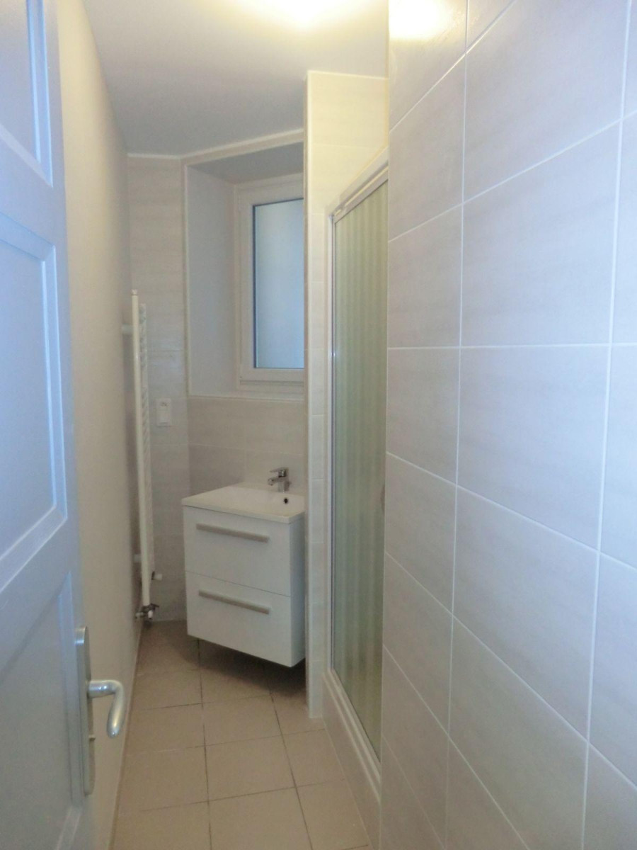 
                                                Location
                                                 Appartement T3 lumineux avec vue dégagée