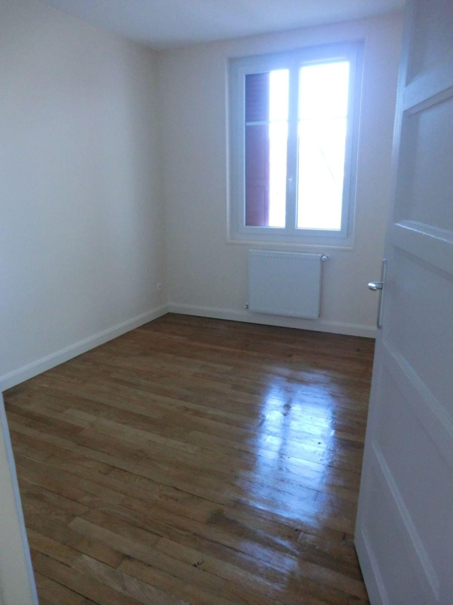 
                                                Location
                                                 Appartement T3 lumineux avec vue dégagée
