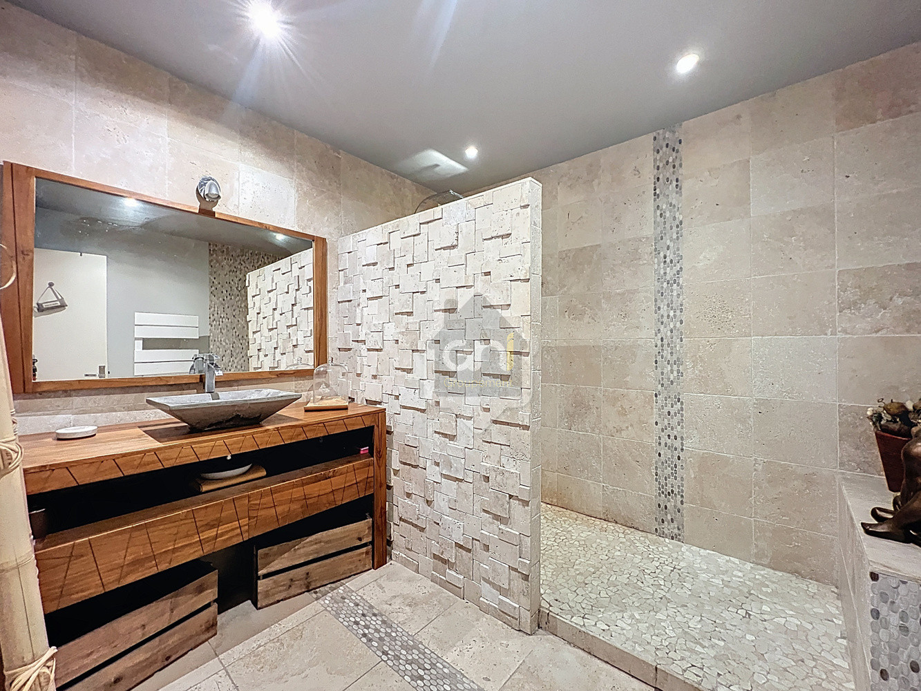 
                                                Location
                                                 Appartement T3 meublé au 1er étage