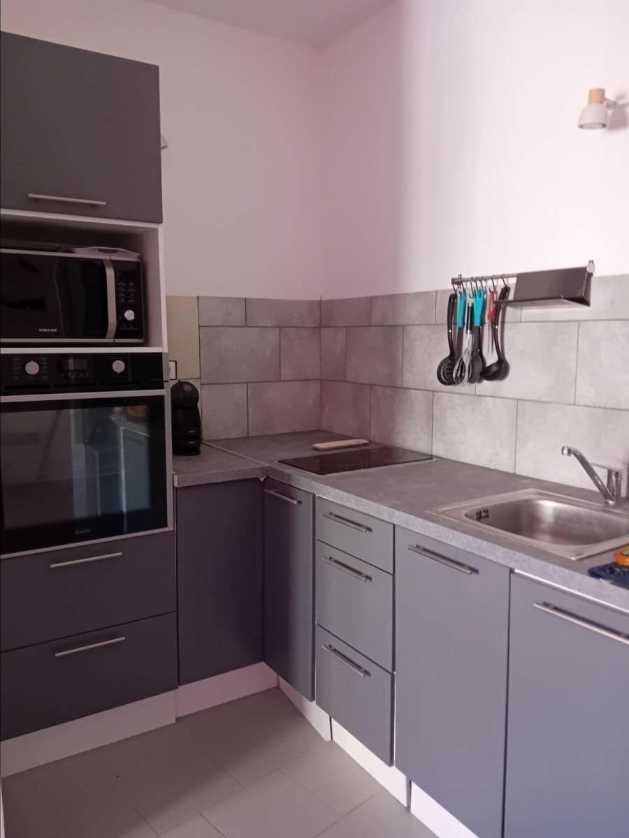 
                                                Location
                                                 Appartement T3 meublé (eau et tom comprises)