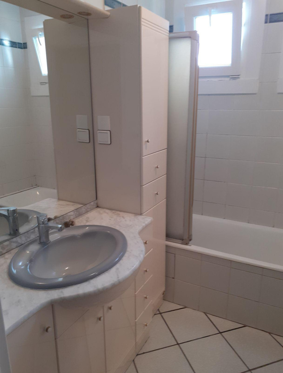 
                                                Location
                                                 Appartement T3 meublé idéal pour étudiants