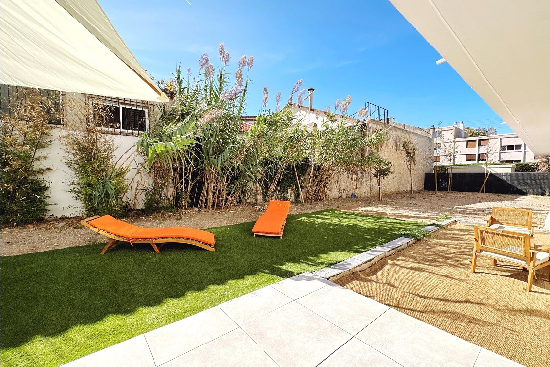 
                                                Location
                                                 Jardins De Borely