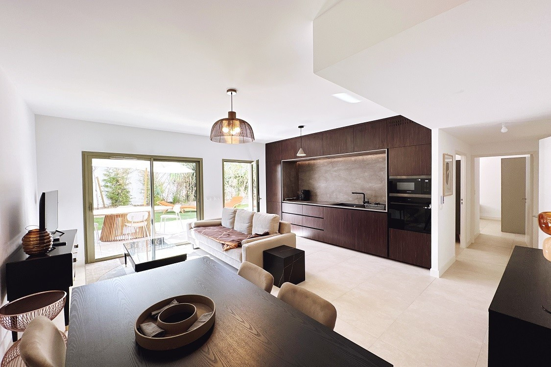 
                                                Location
                                                 Jardins De Borely