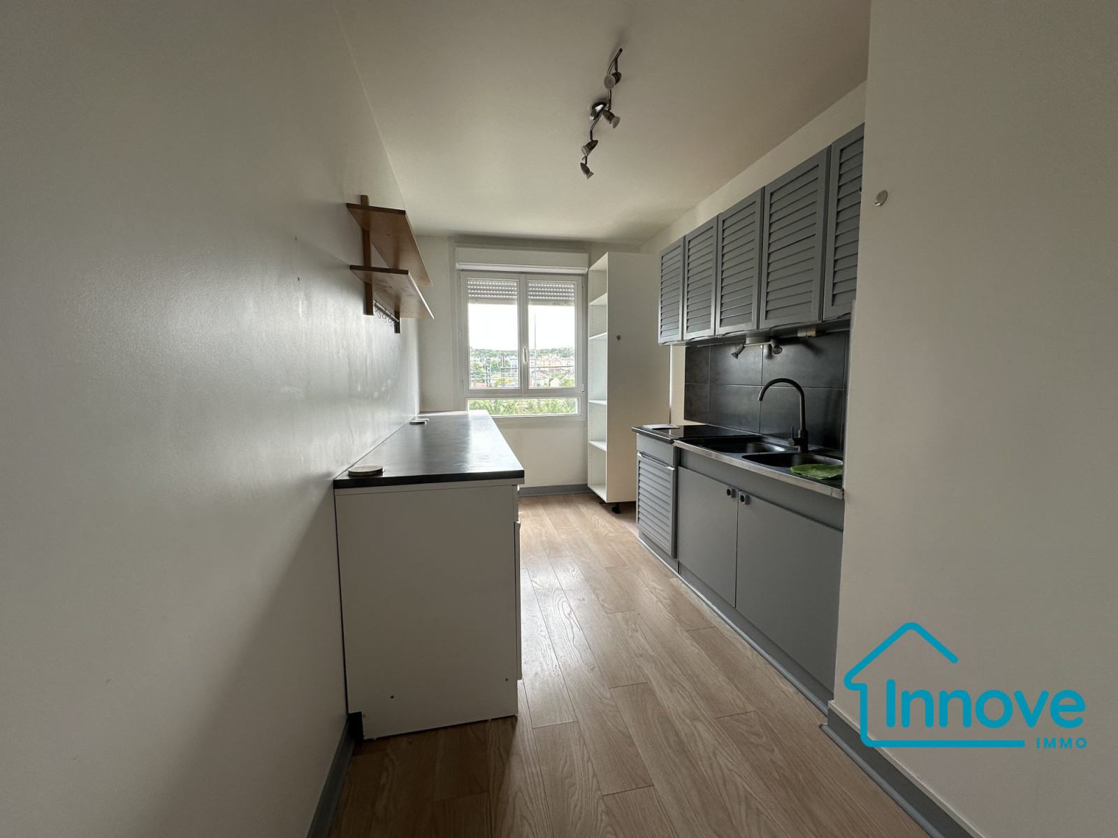
                                                Location
                                                 Appartement T4 à louer - Versailles Chantiers