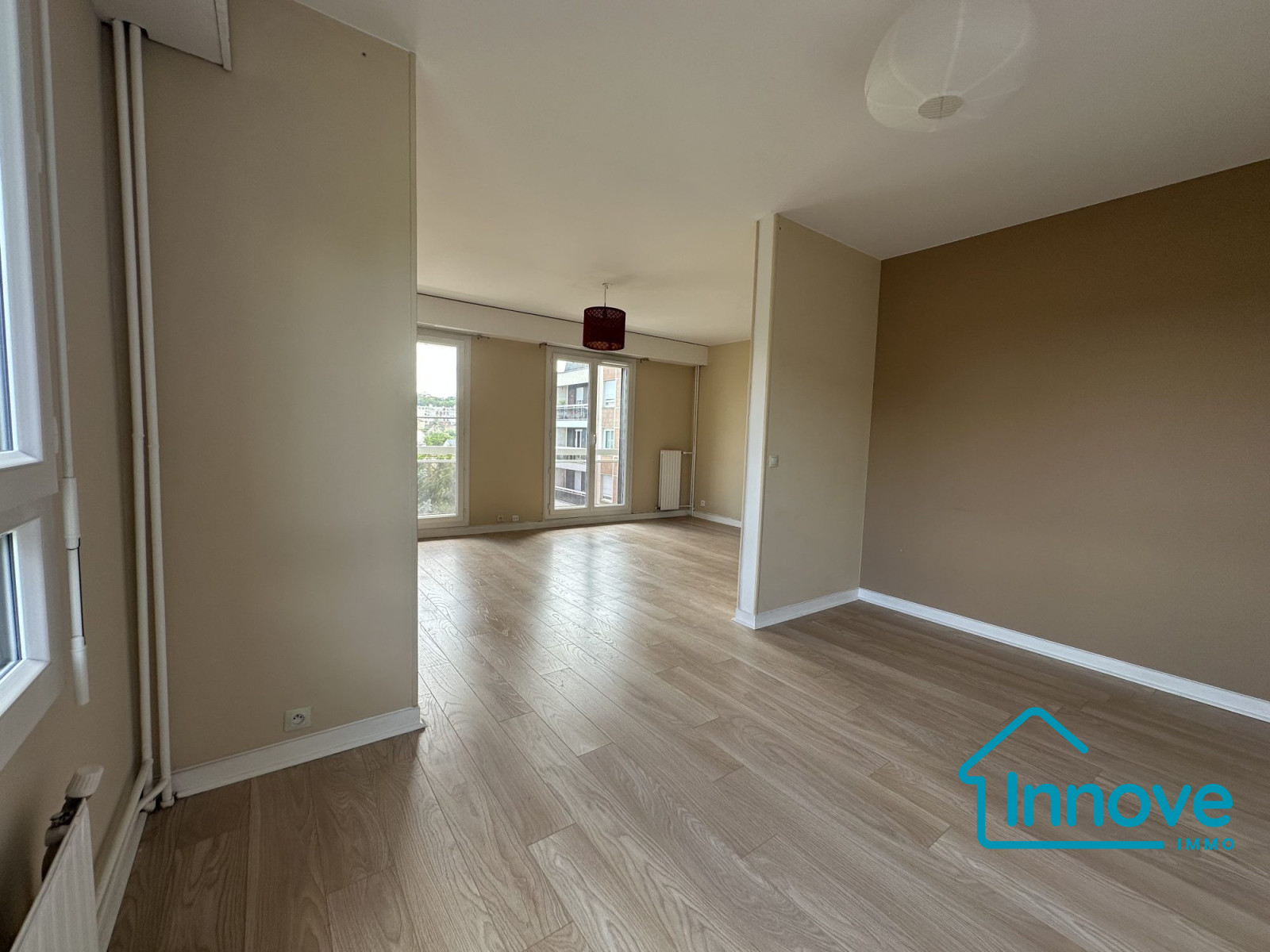 
                                                Location
                                                 Appartement T4 à louer - Versailles Chantiers