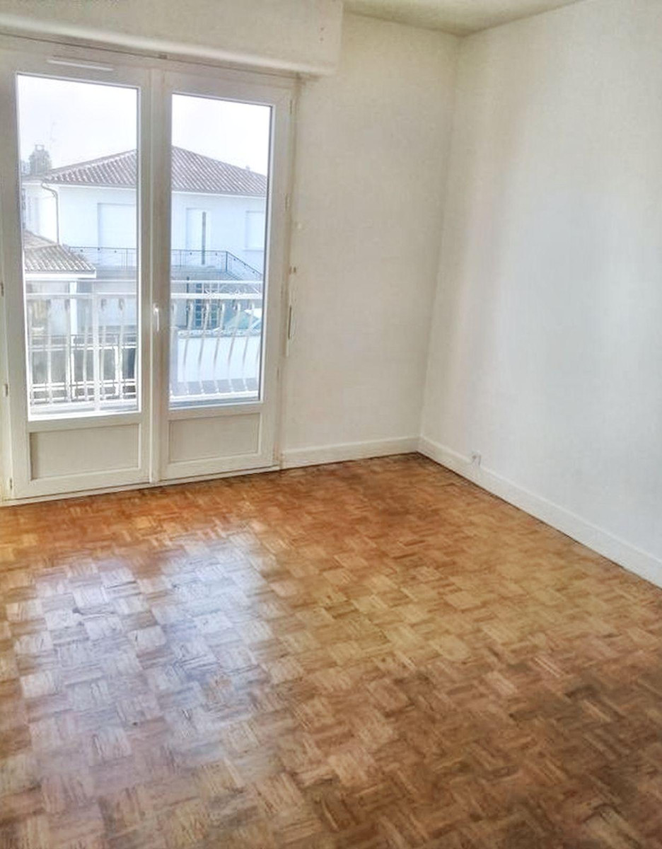 
                                                Location
                                                 Appartement T4 au 1er étage maison individuelle