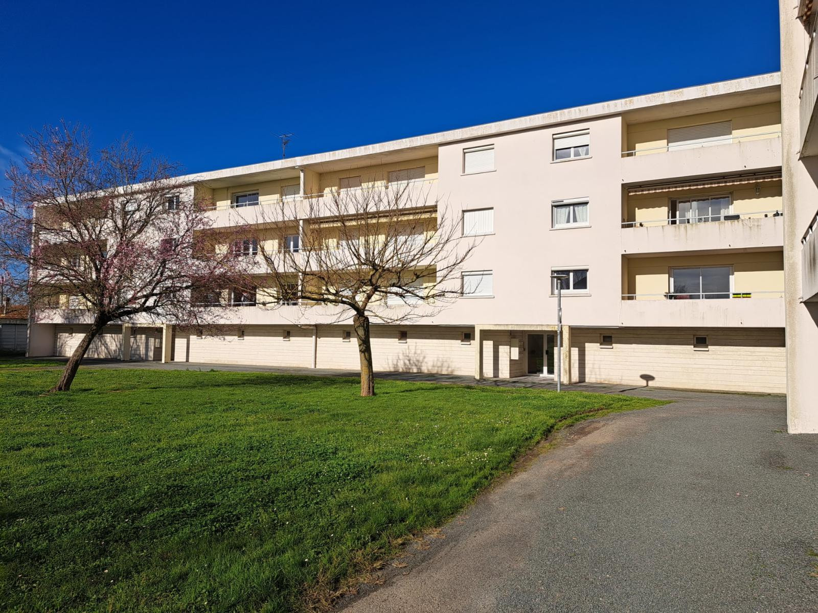 
                                                Location
                                                 Appartement T4 calme et sécurisée.