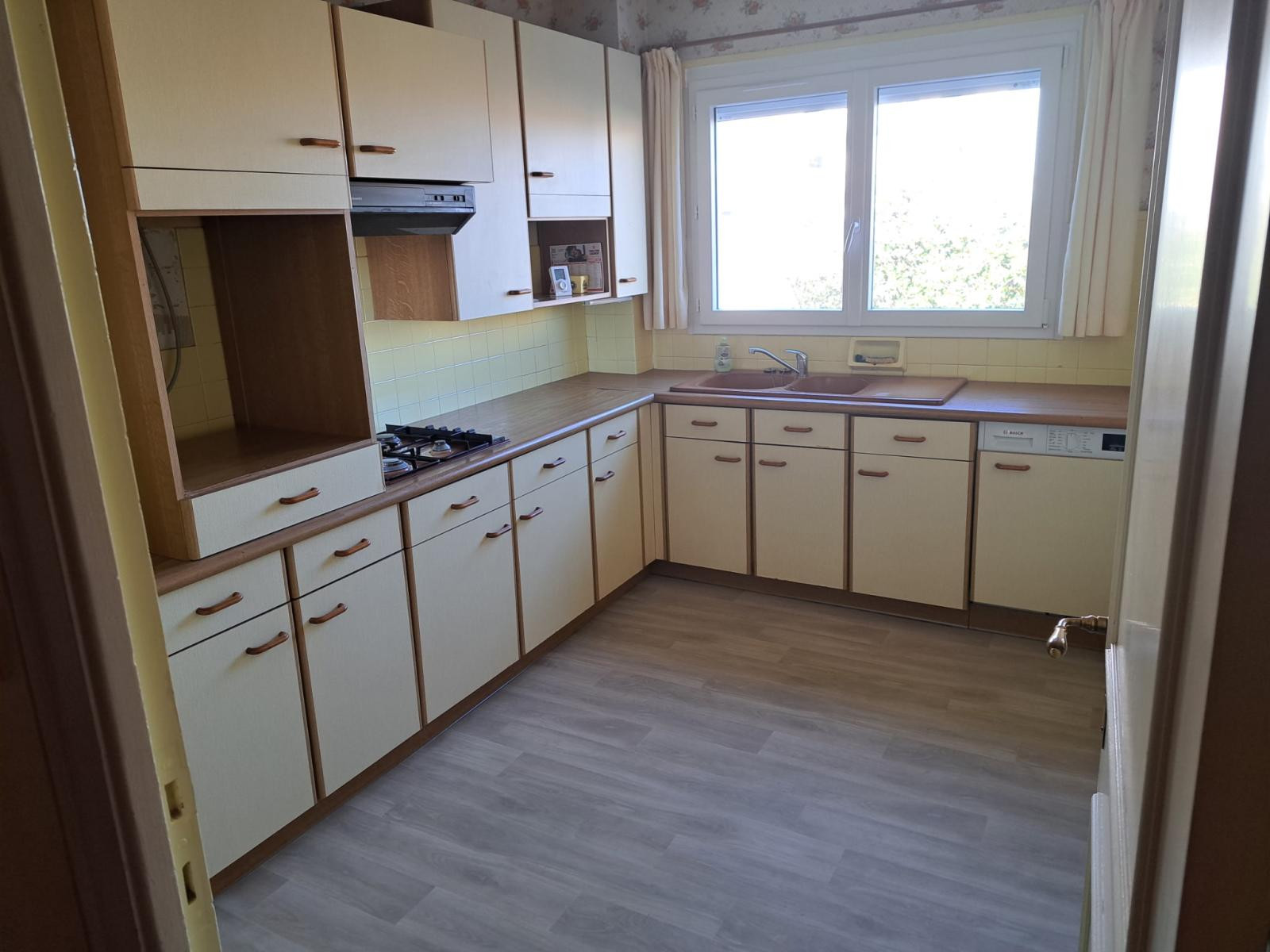 
                                                Location
                                                 Appartement T4 calme et sécurisée.