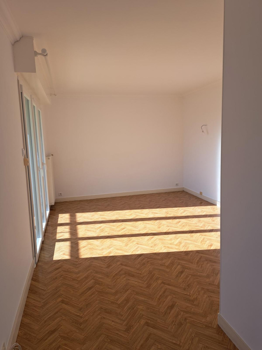 
                                                Location
                                                 Appartement T4 calme et sécurisée.