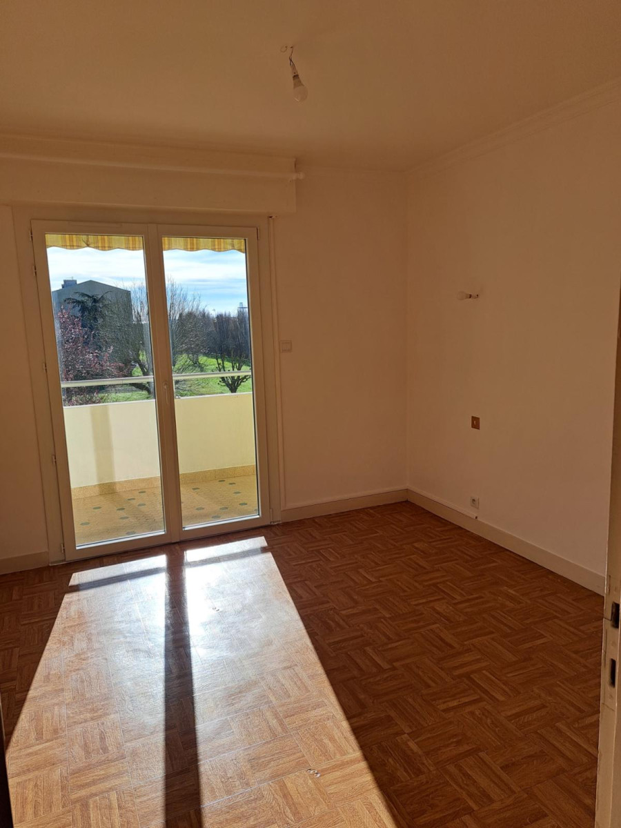 
                                                Location
                                                 Appartement T4 calme et sécurisée.