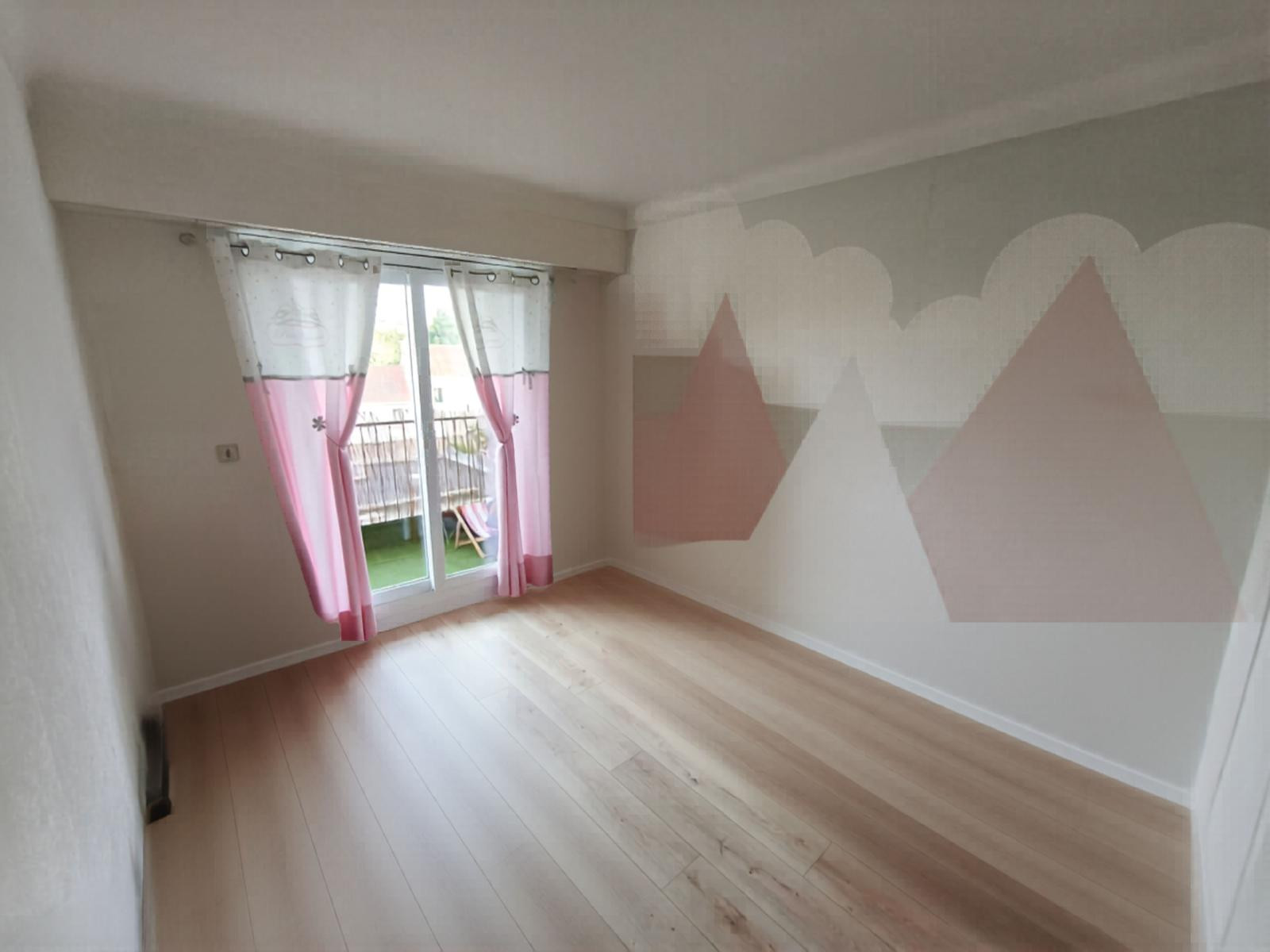 
                                                Location
                                                 Appartement T4 dans résidence calme et sécurisée