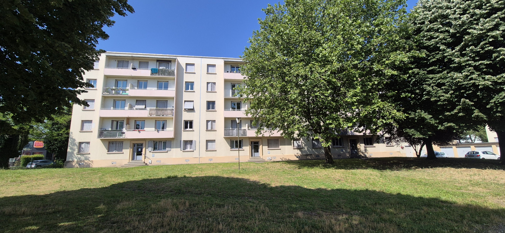 
                                                Vente
                                                 Appartement T4 de 67 m² + balcon + parking + garage + cave