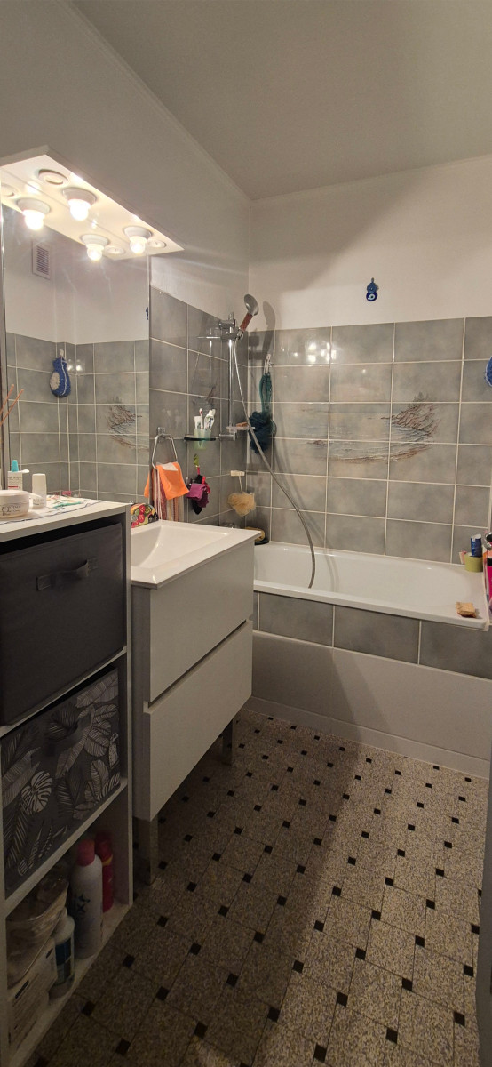 
                                                Vente
                                                 Appartement T4 de 67 m² + balcon + parking + garage + cave