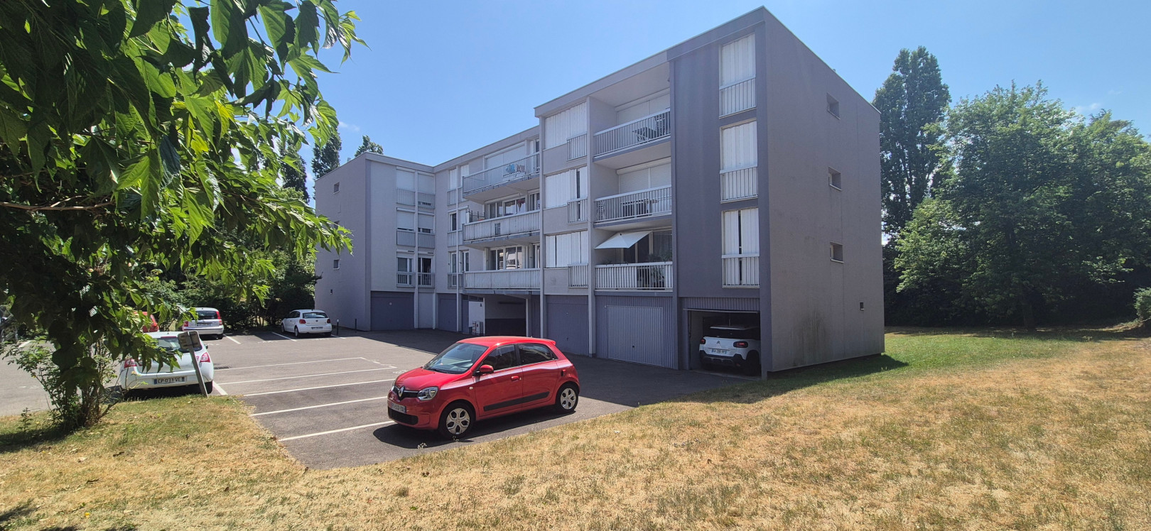 
                                                Vente
                                                 Appartement T4 de 78 m² + balcon + cave
